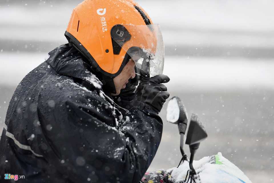 Hàng nghìn ôtô ở Thường Châu bị tuyết phủ nhiều ngày